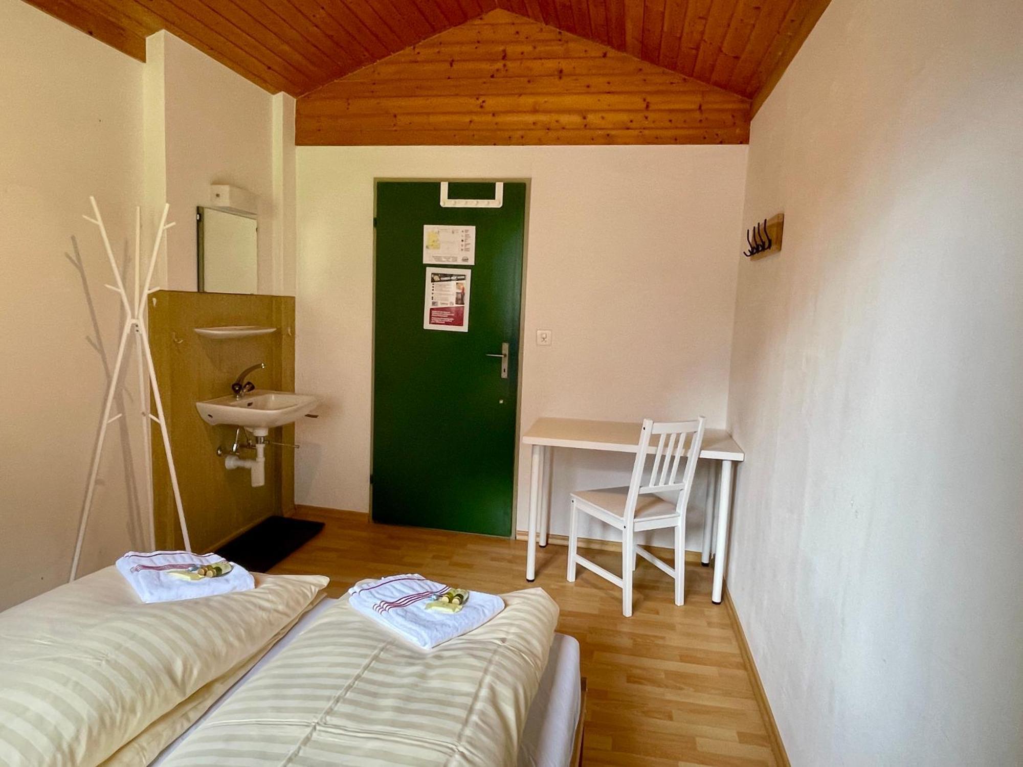 Alpine Base Hostel - Adults Only Лаутербруннен Экстерьер фото