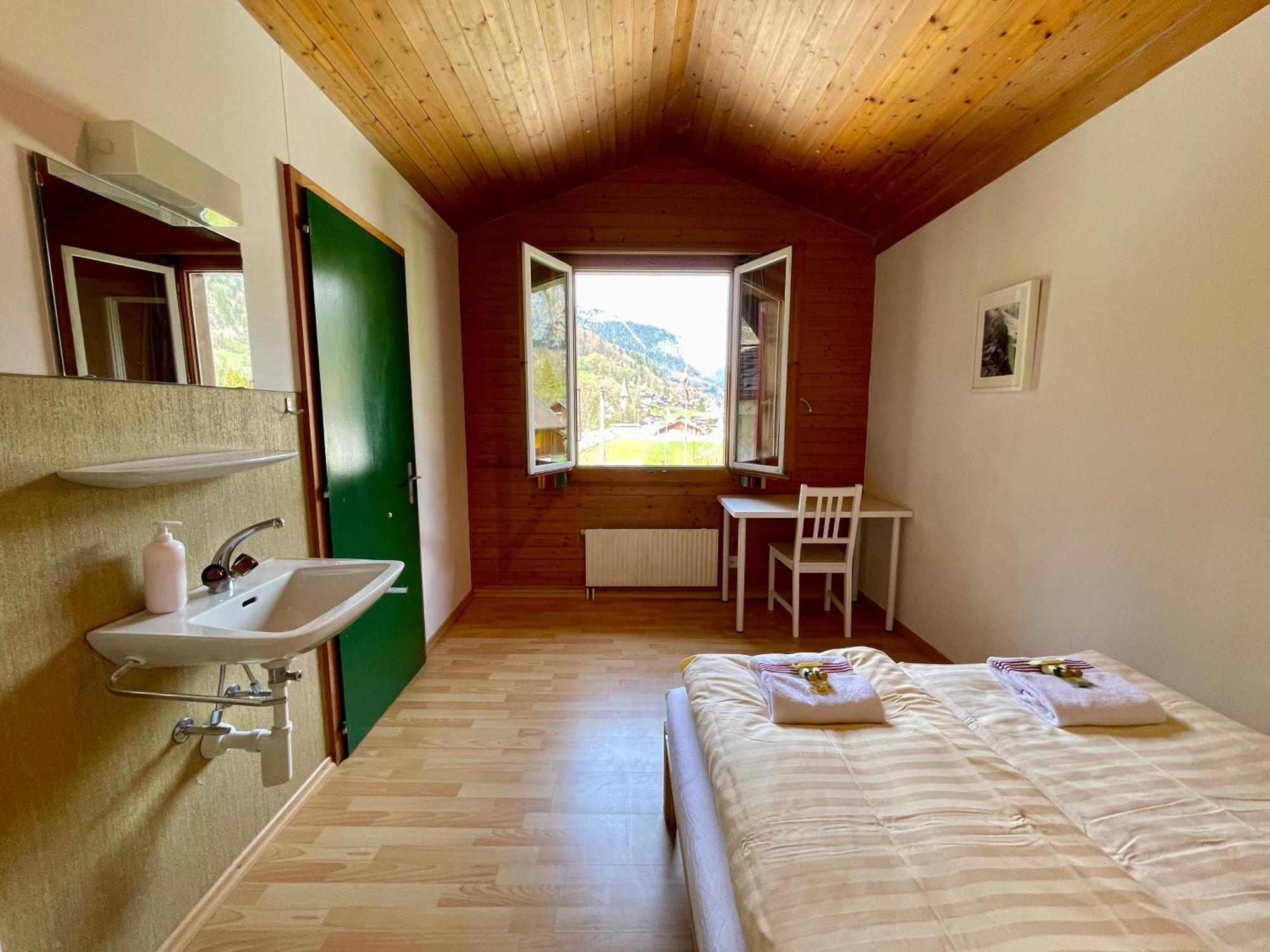 Alpine Base Hostel - Adults Only Лаутербруннен Экстерьер фото