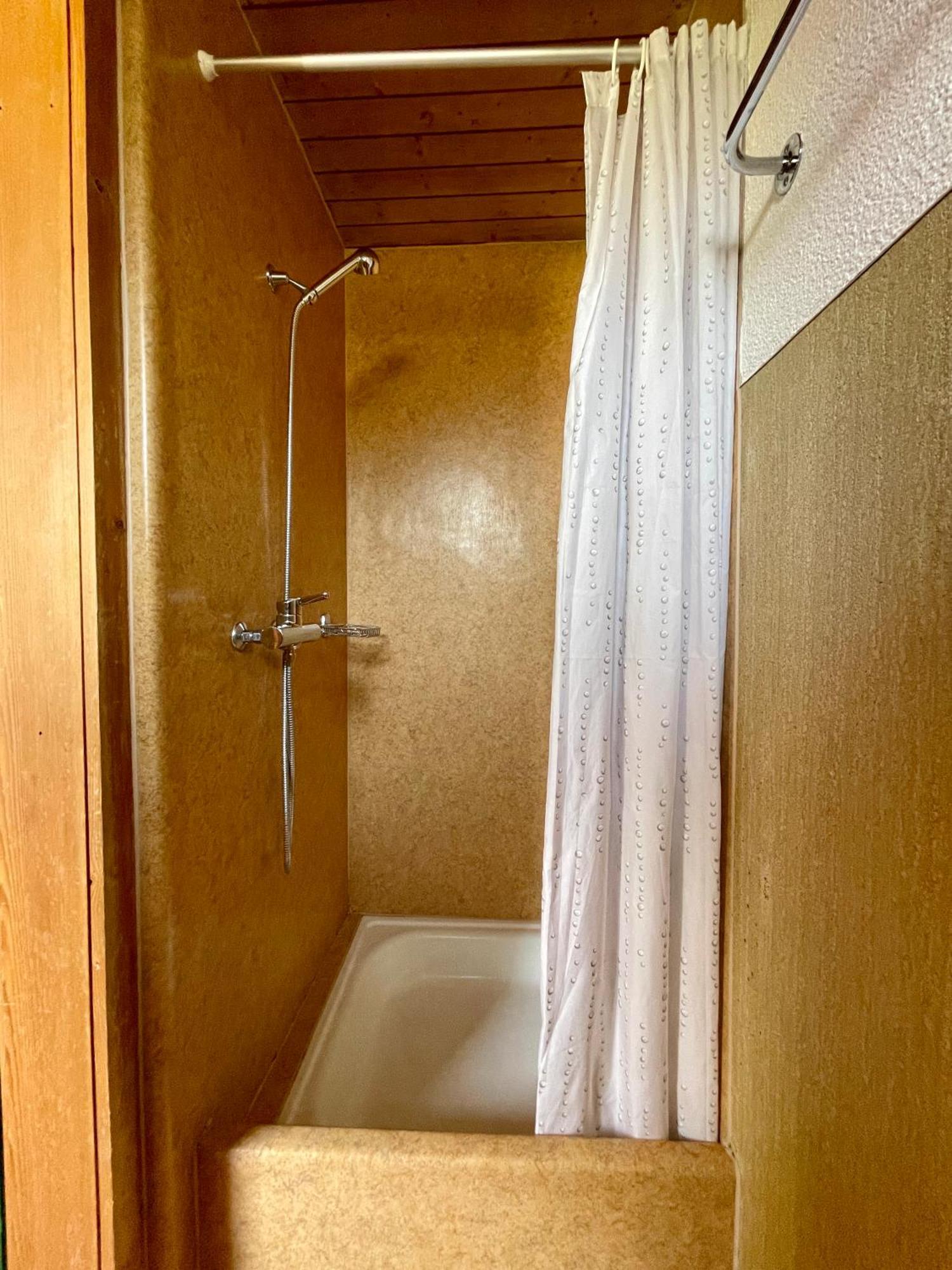 Alpine Base Hostel - Adults Only Лаутербруннен Экстерьер фото