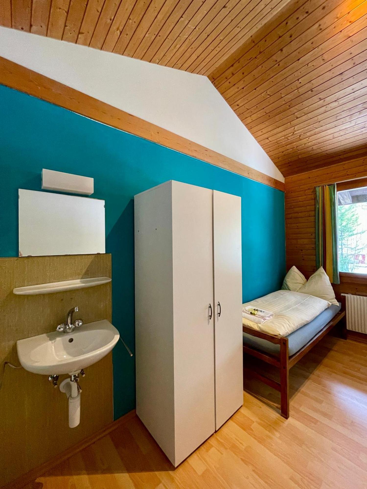 Alpine Base Hostel - Adults Only Лаутербруннен Экстерьер фото